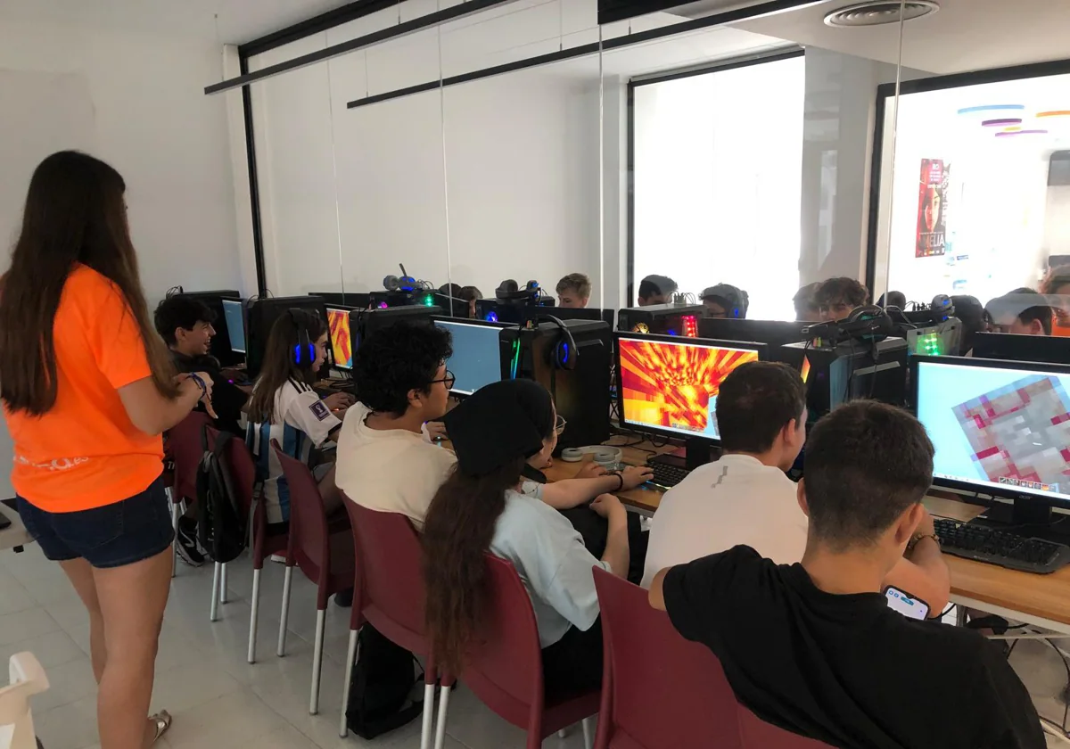 Benetússer Inicia su Estiu Jove con talleres de robótica y programación de videojuegos