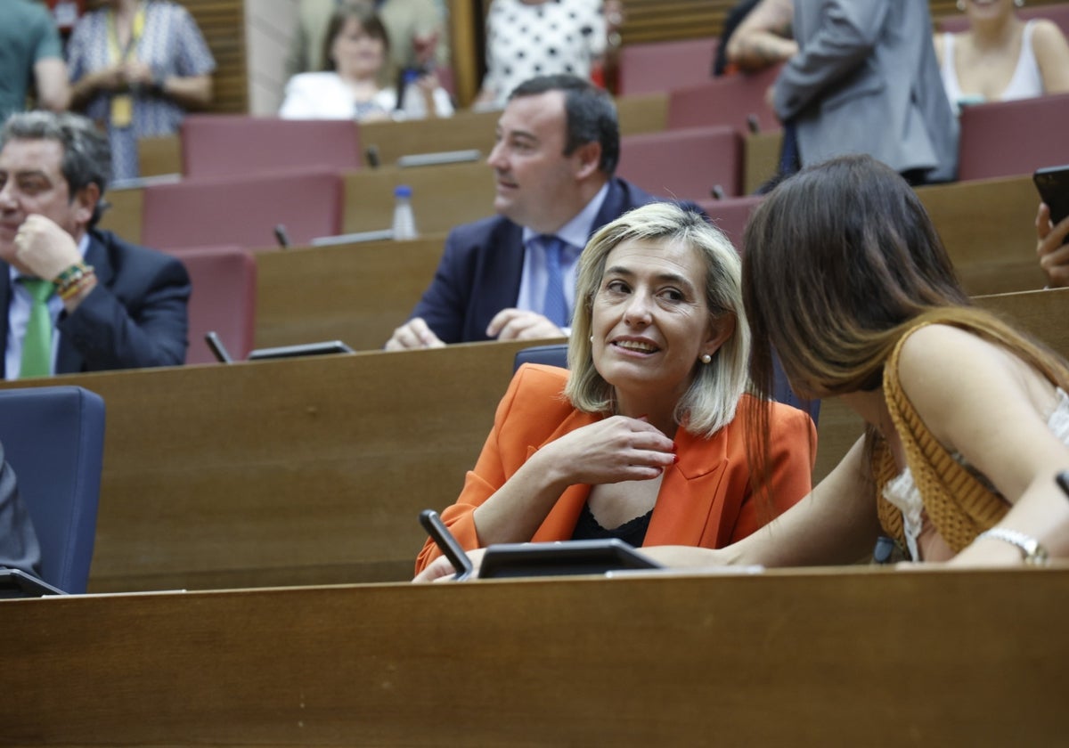 Nuñez habla con Merino en la sesión de Les Corts.