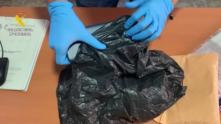 La Guardia Civil investiga a un hombre por grabar con un teléfono móvil en un aseo de un mercado de Alicante