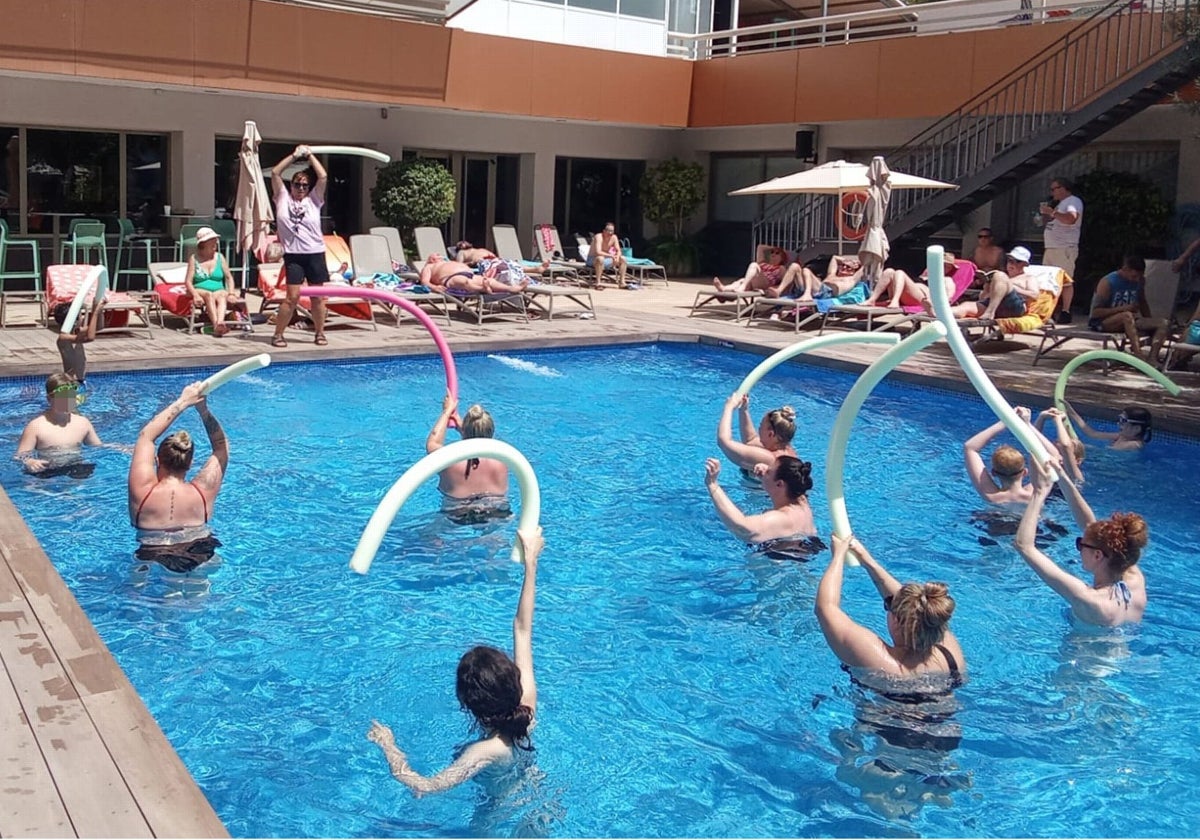 La animadora de La Nucía, en una de sus actividades en un hotel de Benidorm.