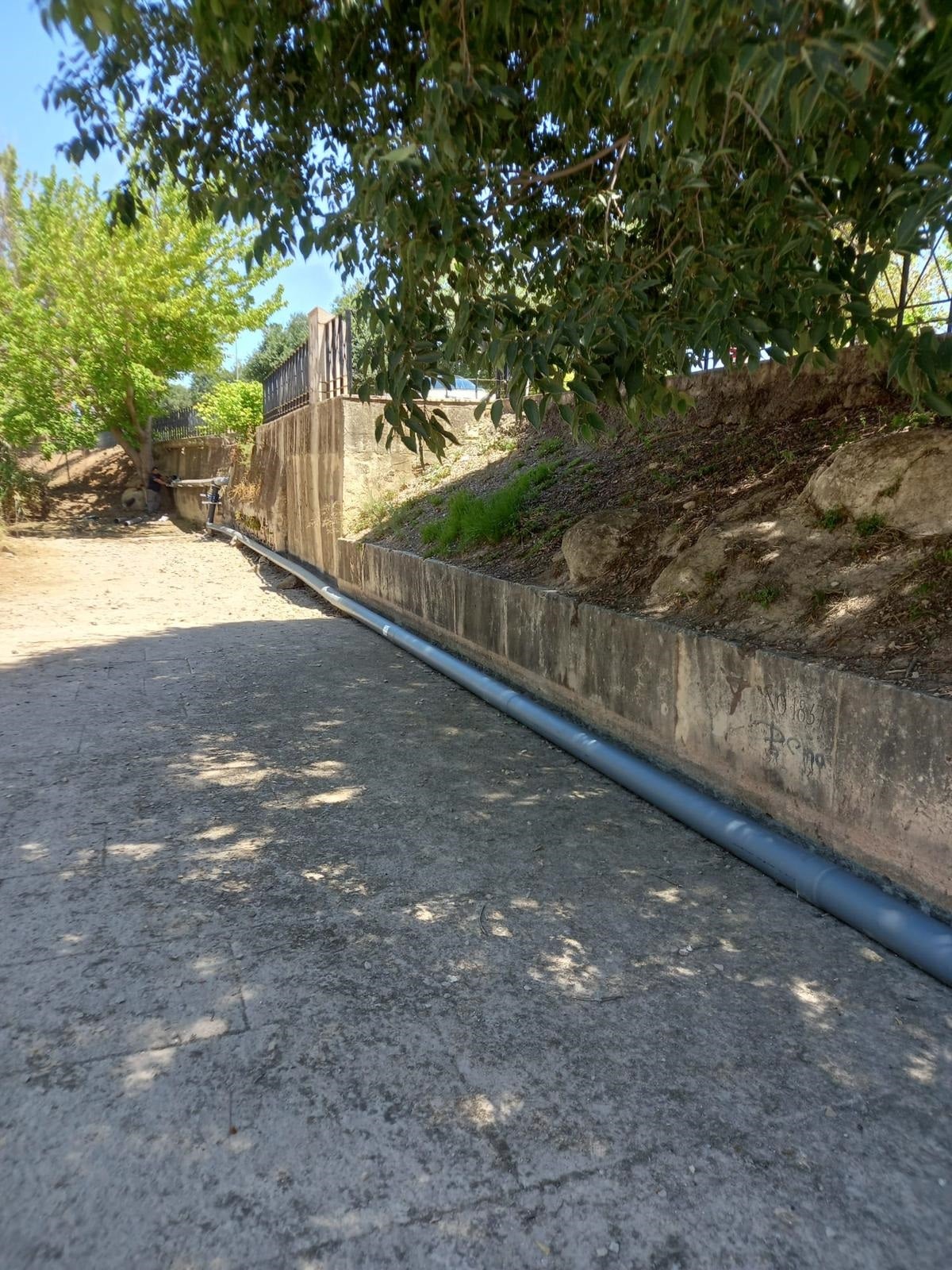 Canalización construida para llevar agua de un pozo de Canals al río.