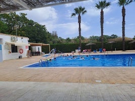 Piscina municipal de Vallés, con el bar en el que han robado a la izquierda.