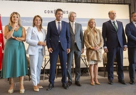 Carlos Mazón y Manuel Broseta, en el centro, acompañados de las conselleras Nuria Montes y Susana Camarero y los consejeros de Madrid.