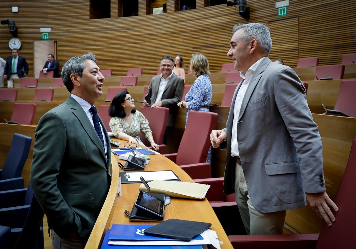 Vicente Barrera habla con Miguel Barrachina este jueves en Les Corts.