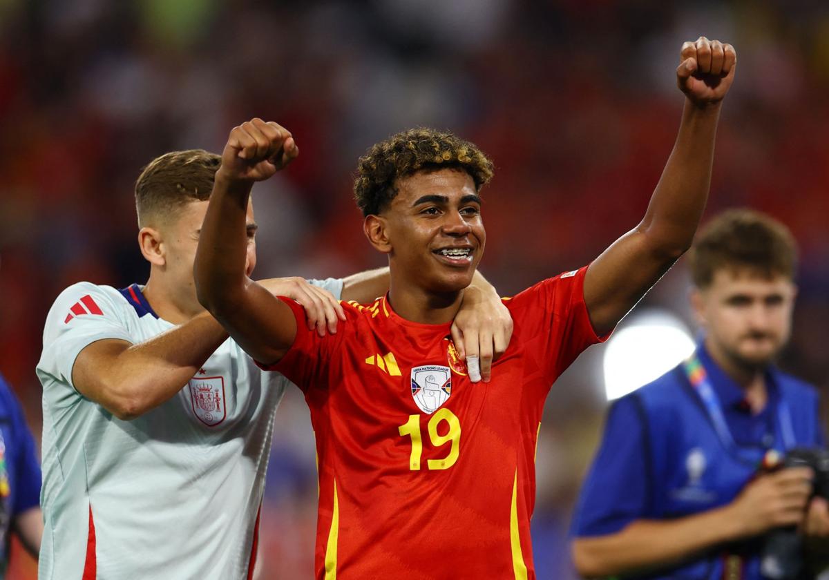 Lamine celebra la victoria ante Francia tras el pitido final.