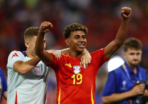 Lamine celebra la victoria ante Francia tras el pitido final.