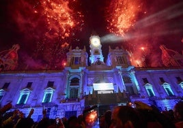 Espectáculo de fuegos artificiales en la plaza del Ayuntamiento de Valencia