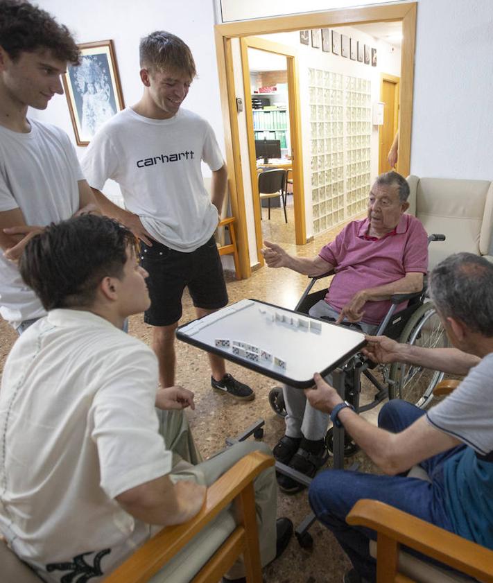 Imagen secundaria 2 - Los jóvenes de la asociación 'Damos Nuestra Ilusión' en su actividad de acompañamiento a las personas mayores