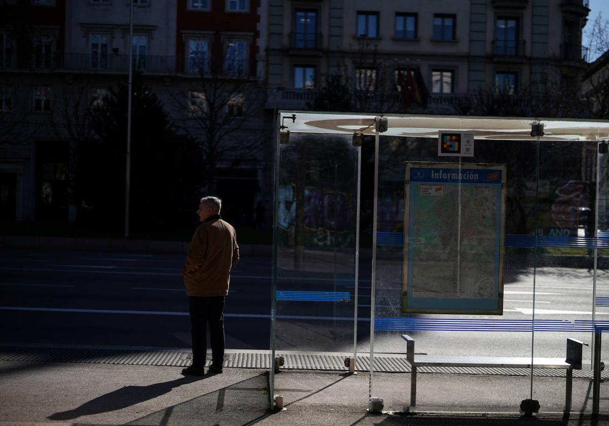 Un jubilado, esperando un autobús.