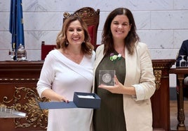 María José Catalá entrega de la reproducción del primer sello del Consejo de la Ciudad de 1351 a Sandra Gómez.