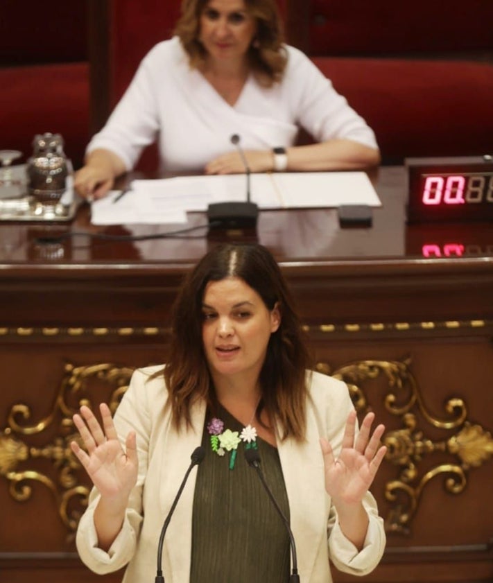 Imagen secundaria 2 - Catalá y Gómez, en un momento de confesión de madres; Sandra fundida en un abrazo con Pilar Bernabé y discurso de la eurodiputada.