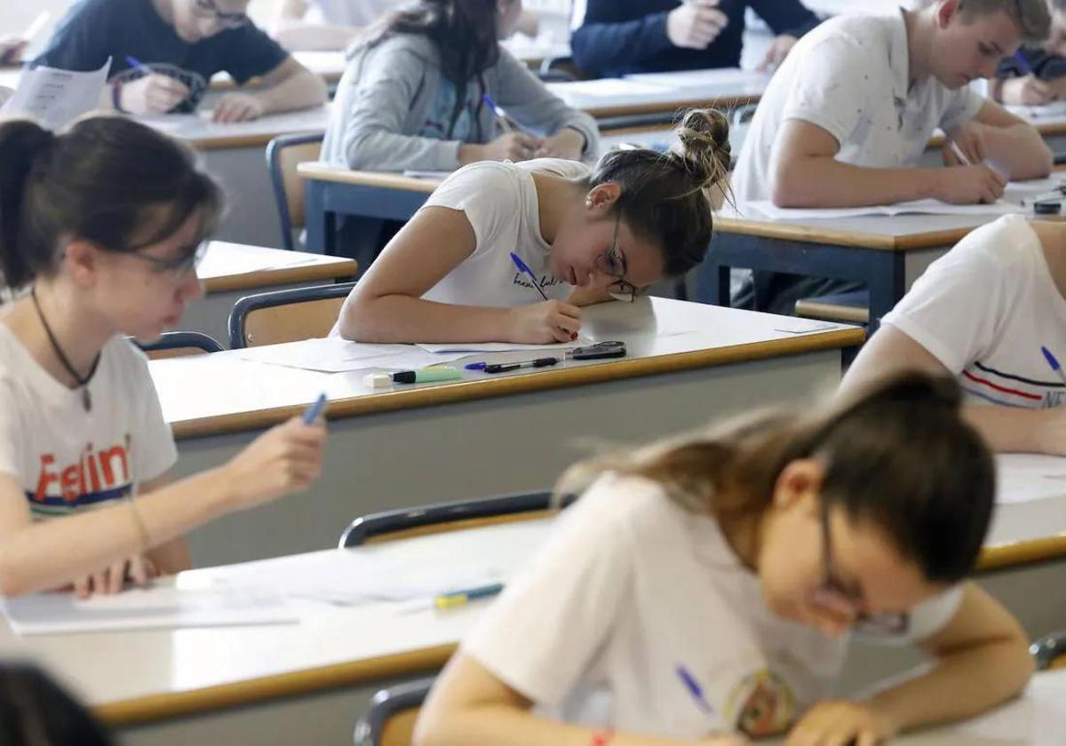 Alumnos en un examen de Selectividad, en una imagen de archivo.