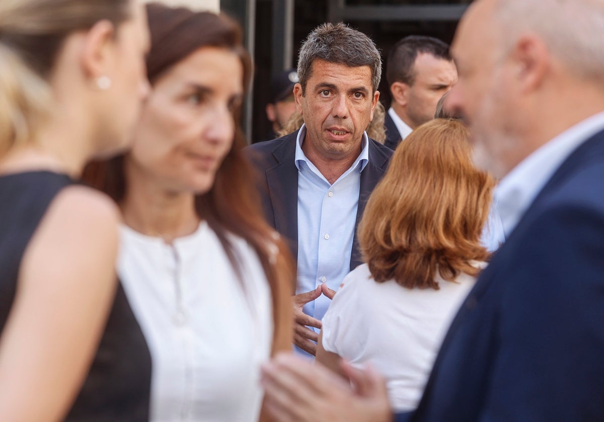 El president de la Generalitat, Carlos Mazón, en el centro de la imagen.