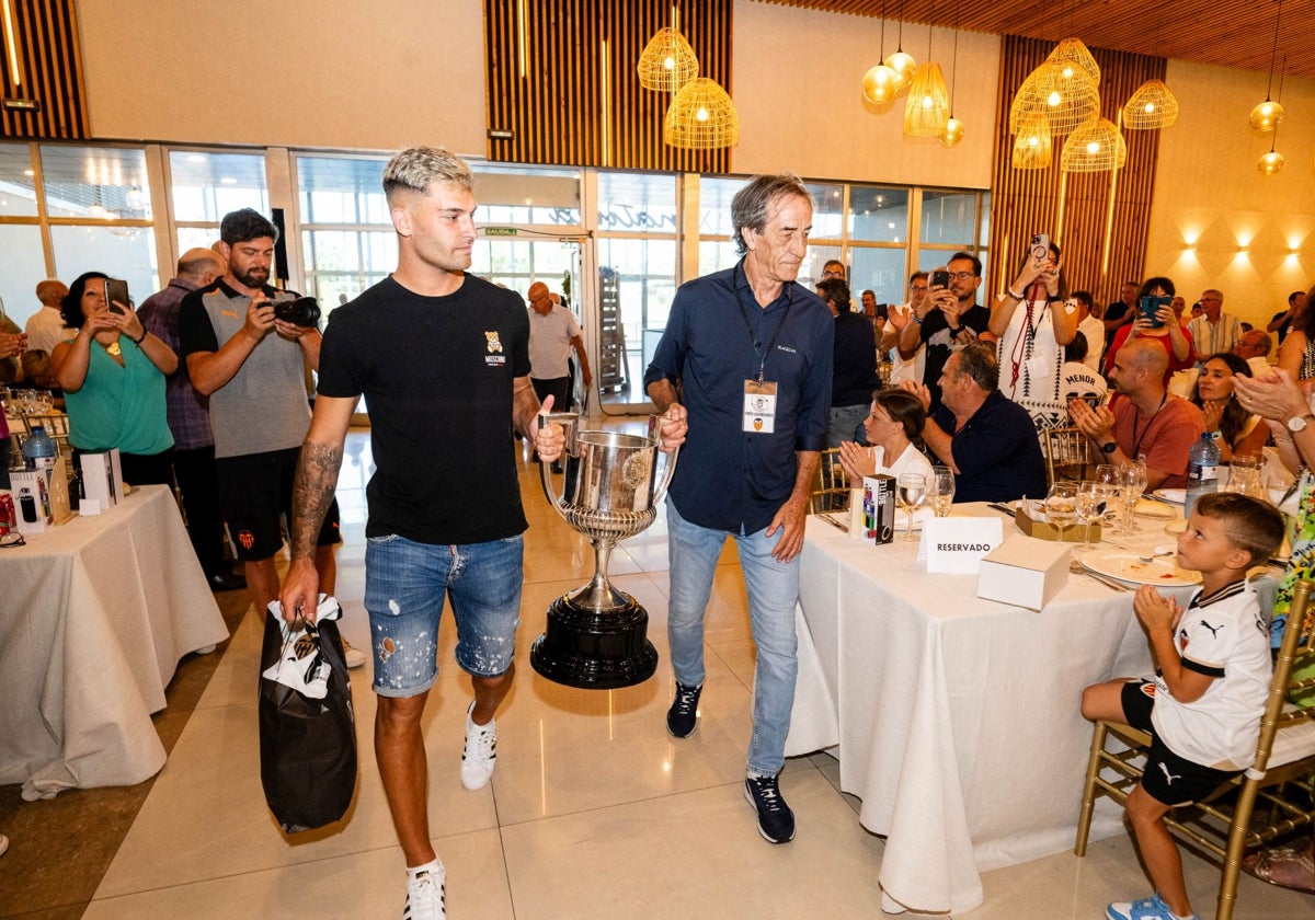 Hugo Duro porta el trofeo de la Copa del Rey junto a Ricardo Arias.