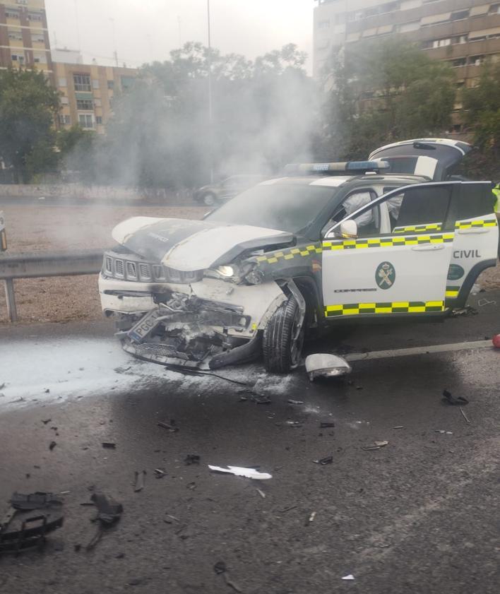 Imagen secundaria 2 - Varios vehículos se han visto involucrados en un accidente, incluyendo la Guardia Civil.