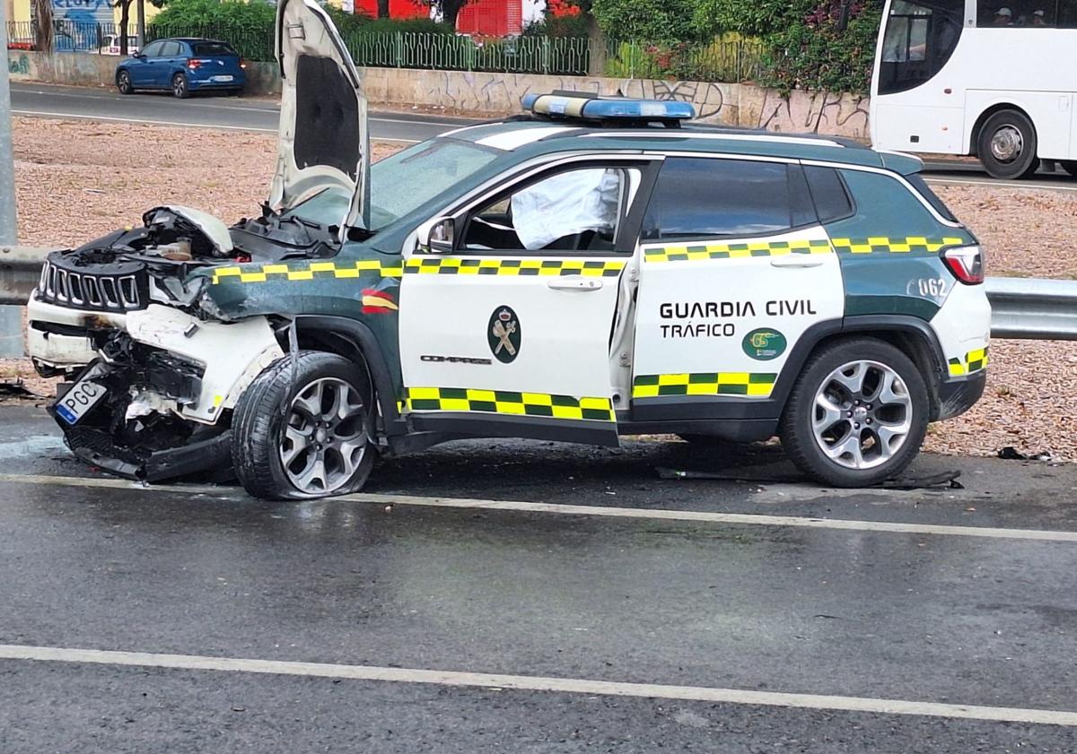 Imagen principal - Varios vehículos se han visto involucrados en un accidente, incluyendo la Guardia Civil.