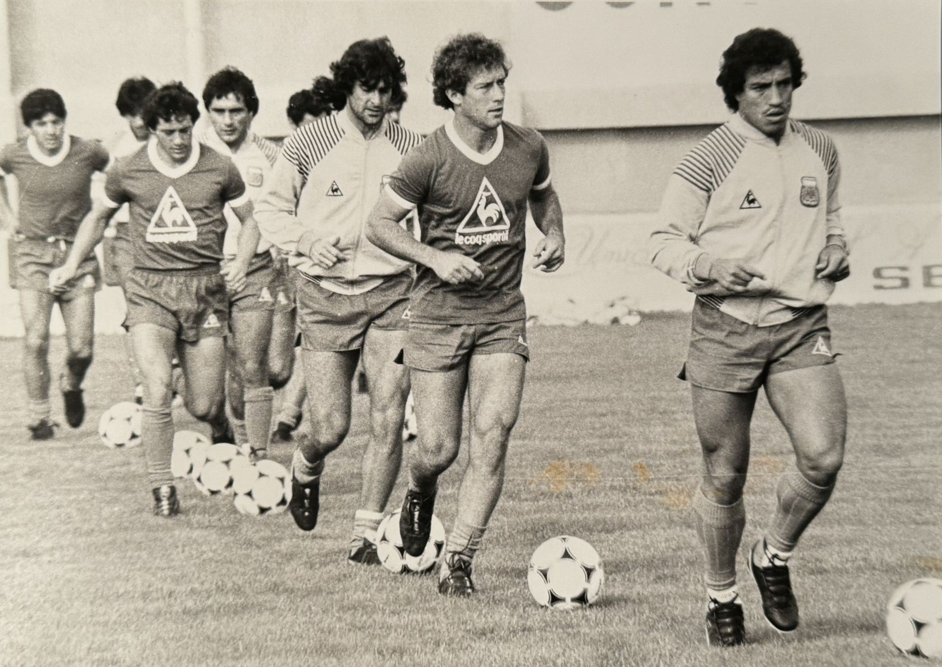 Kempes calienta con el balón.