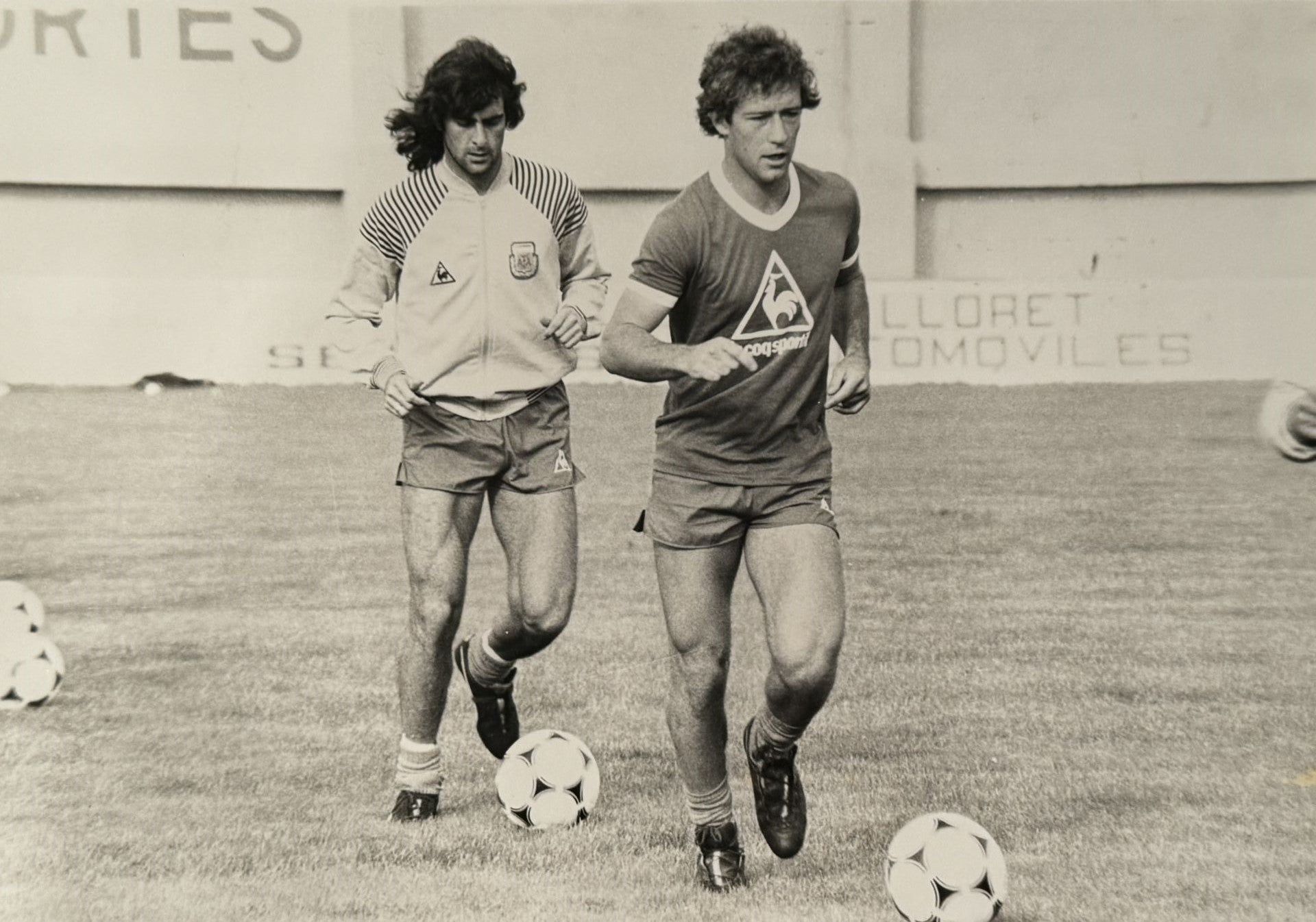 Kempes calienta con el balón