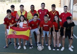 La última camada de la generación Z, la generación Lamine Yamal, quiere su copa. De izquierda a derecha. Bajo: Mario, Adriana, Mario, Tomás, Vega y Javier. Arriba: Alexis, Carlos Dani, Álvaro, Pedro y Martín.