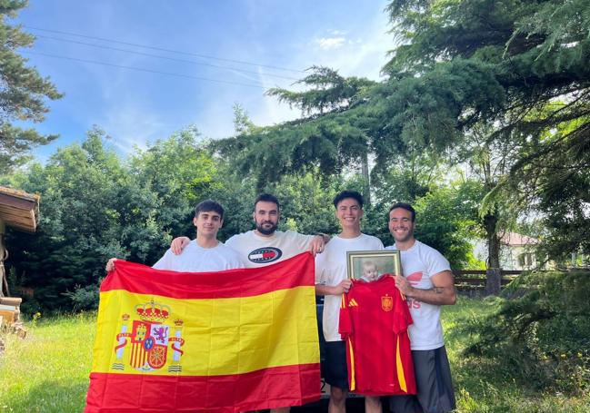 Los cuatro valencianos con la bandera de España y un retrato de Morgane de bebé