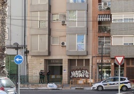 Control policial en una finca con okupas en la avenida Constitución.