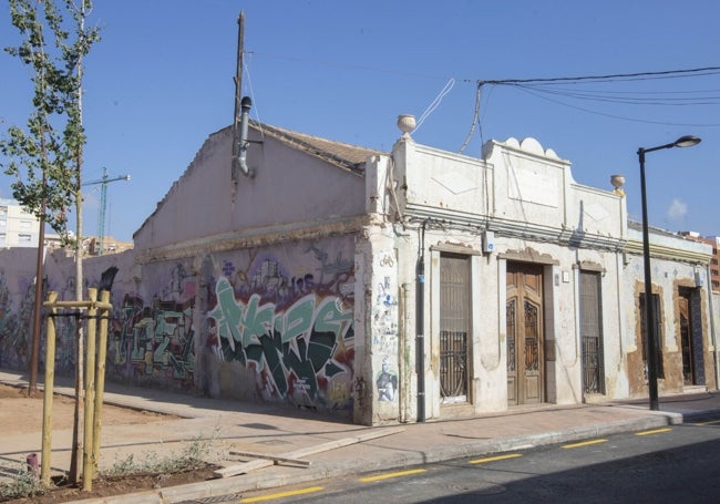 Casas fuera de ordenación donde van juegos infantiles en la calle Juan Mercader.