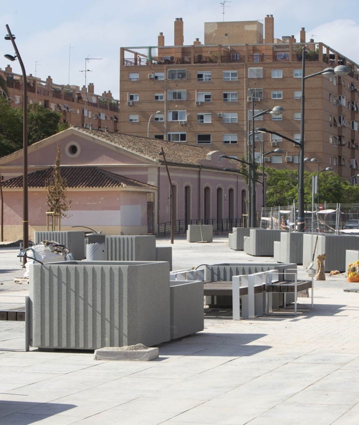 Imagen secundaria 2 - Plantación de árboles y colocación de maceteros y asientos, junto a la estación del Cabanyal.