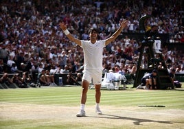 Carlos Alcaraz celebra su victoria en Wimbledon 2024.