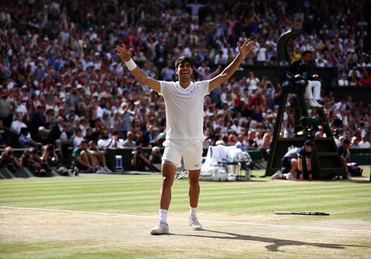 Carlos Alcaraz celebra su victoria en Wimbledon 2024.