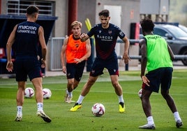 Elguezabal toca un balón en un rondo esta semana en la ciudad deportiva.