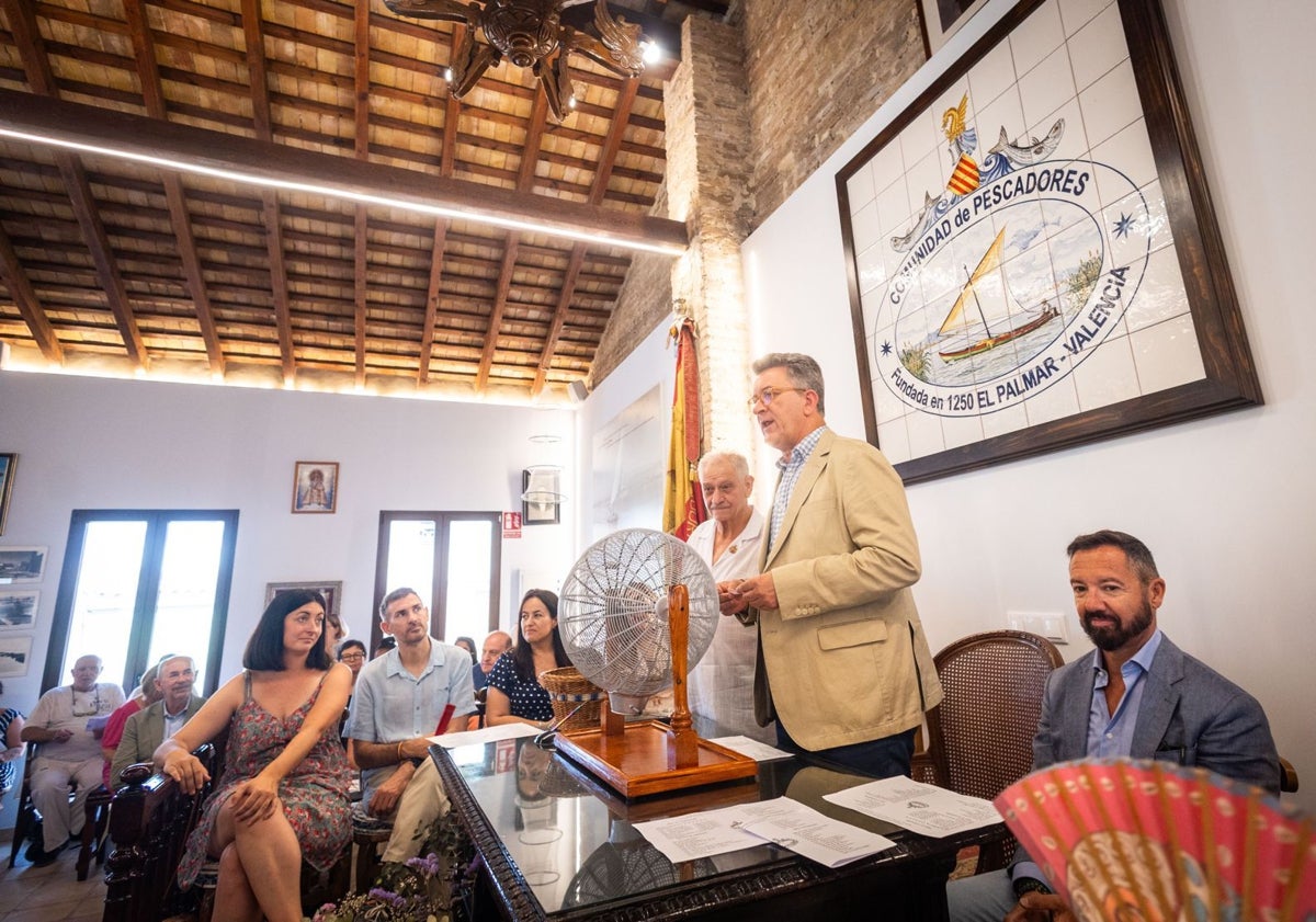 Imagen principal - El conseller de Medio Ambiente, en la lectura del sorteo y José Caballer, presidente de la cofradía de pescadores de El Palmar.