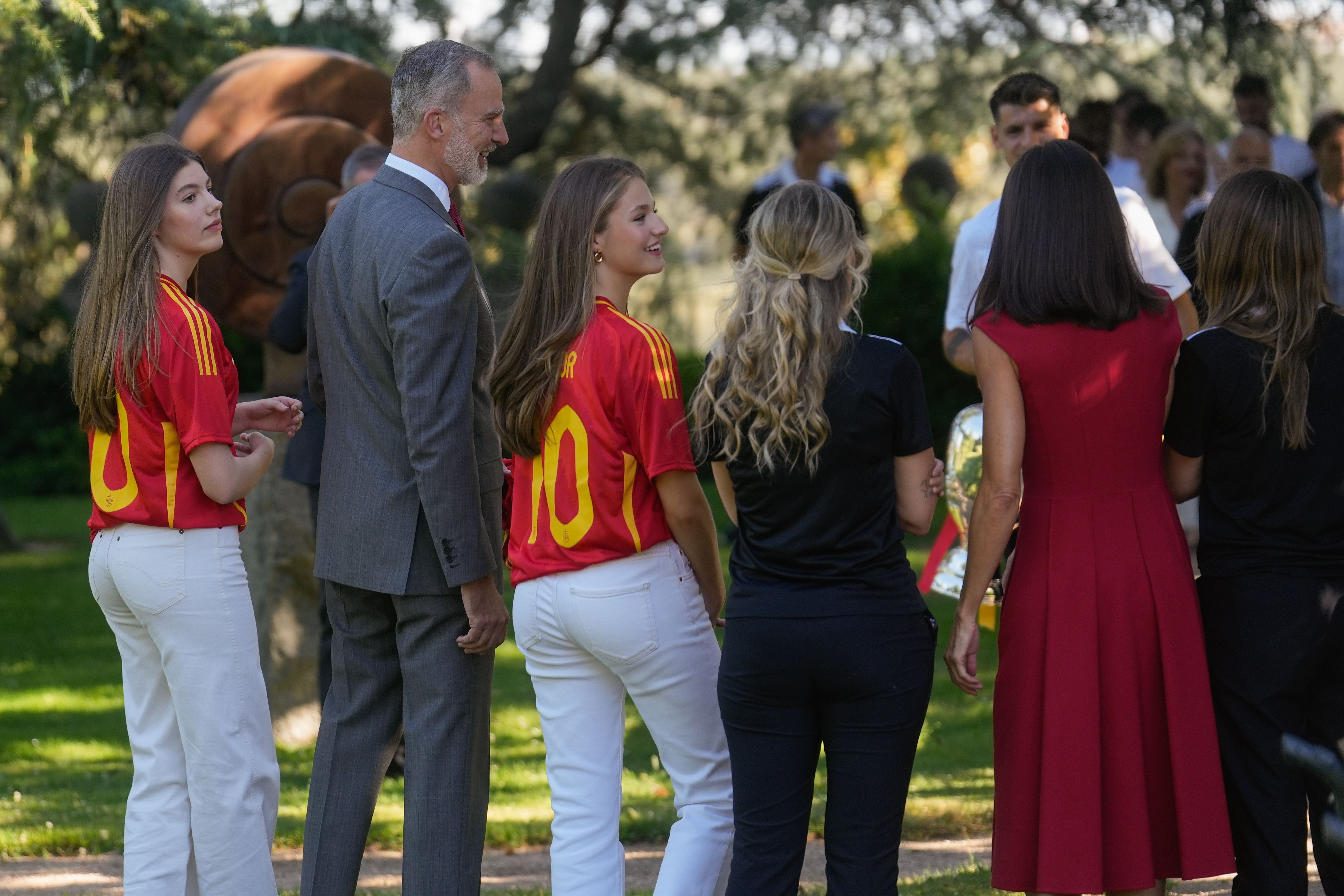 Letizia, Leonor y Sofía apuestan al rojo para recibir a la selección española de fútbol