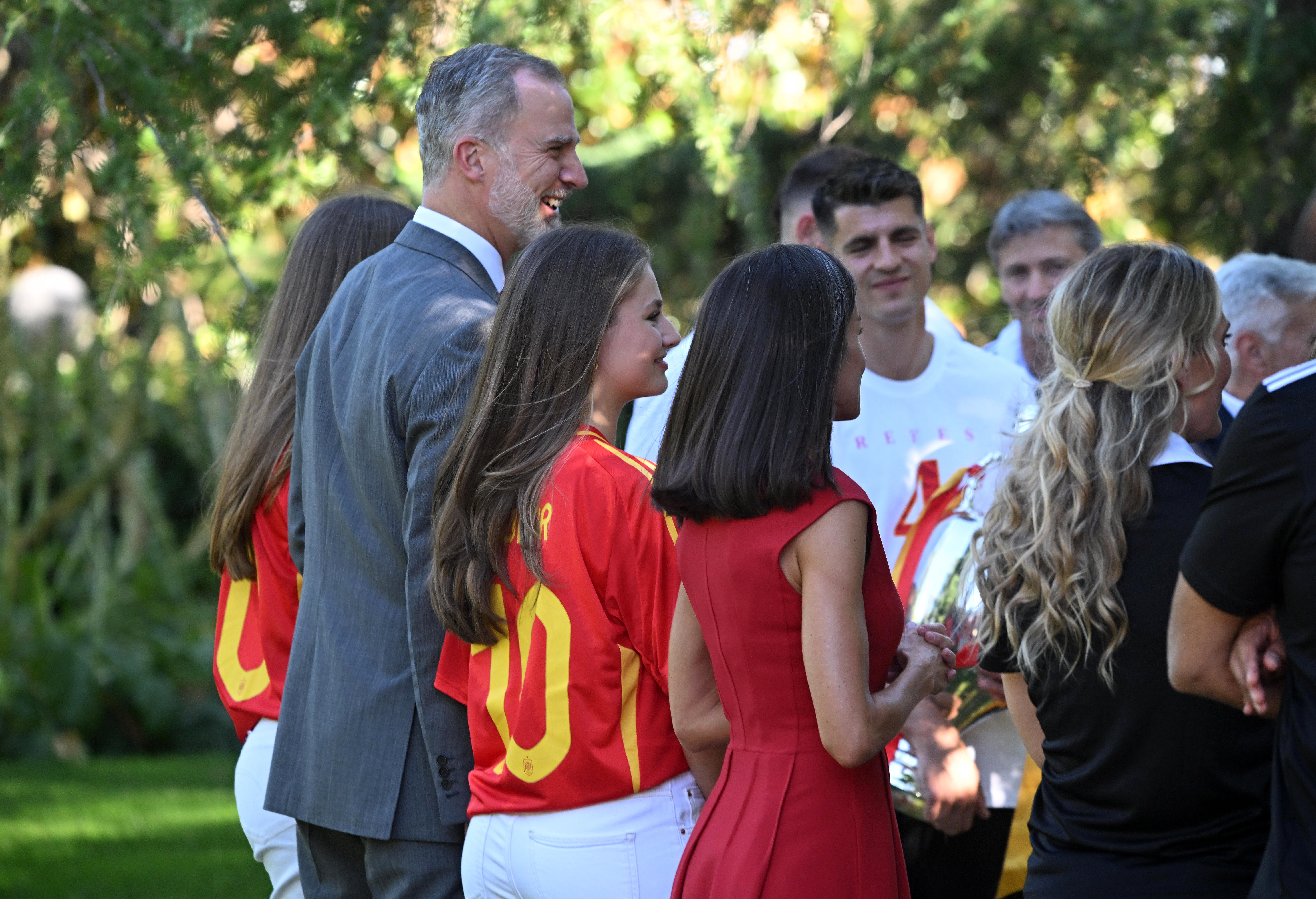 Letizia, Leonor y Sofía apuestan al rojo para recibir a la selección española de fútbol