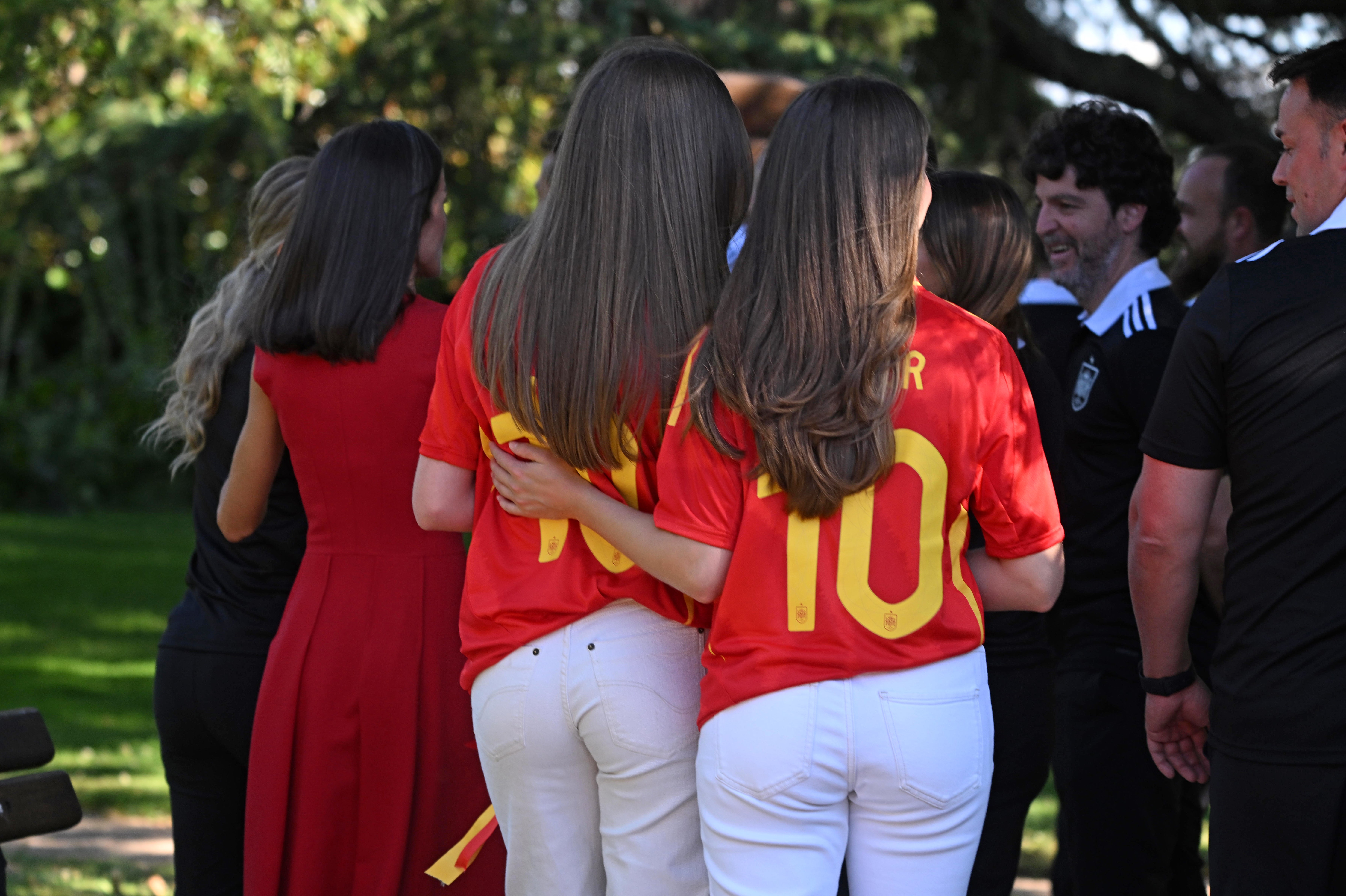 Letizia, Leonor y Sofía apuestan al rojo para recibir a la selección española de fútbol