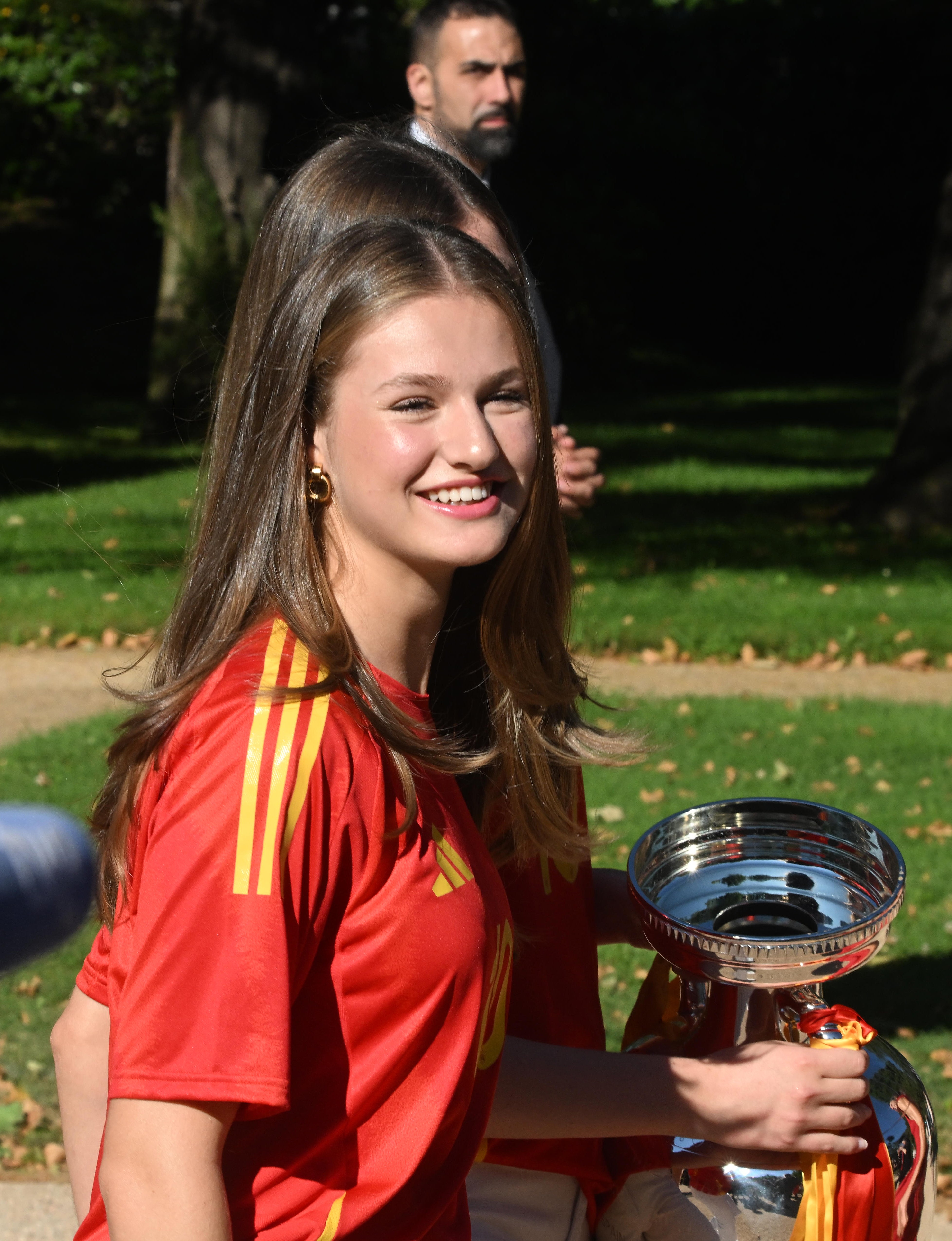 Letizia, Leonor y Sofía apuestan al rojo para recibir a la selección española de fútbol