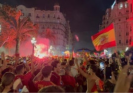 Celebración de la Eurocopa lograda por España en la Plaza del Ayuntamiento de Valencia.