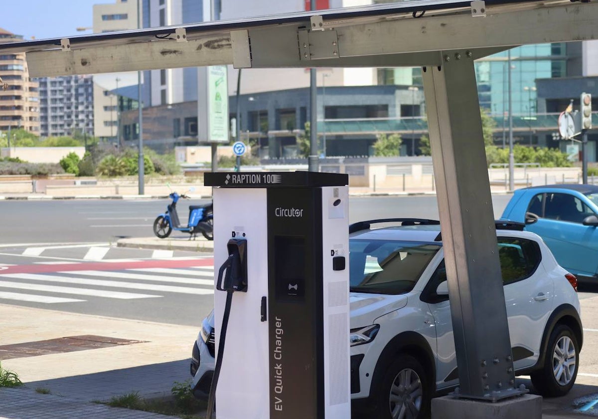 Un cargador eléctrico con placas solares en Valencia.