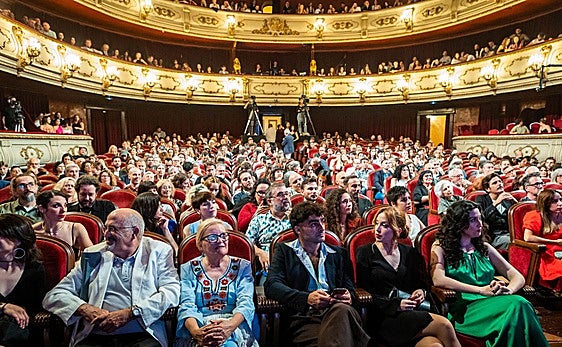 Público en el teatro Principal de Valencia durante la gala de premios de los actores y actrices de la Comunitat.