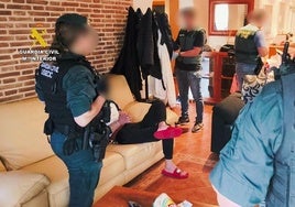 Agentes durante la operación.