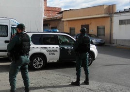 La Guardia Civil durante una operación en Alberic, en una foto de archivo.