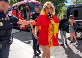 Marta Riesco, con los agentes de la Policía Nacional, en la fiesta de España.