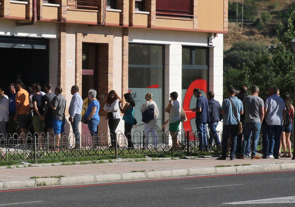 Colas en una oficina de empleo.