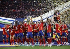 Los jugadores españoles celebran la victoria en la Eurocopa.