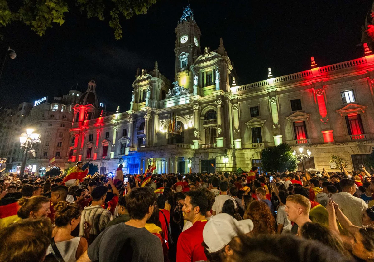 Agentes en peligro e intento de asalto a la Fonteta: así fue la celebración de la Eurocopa para la Policía Local de Valencia 