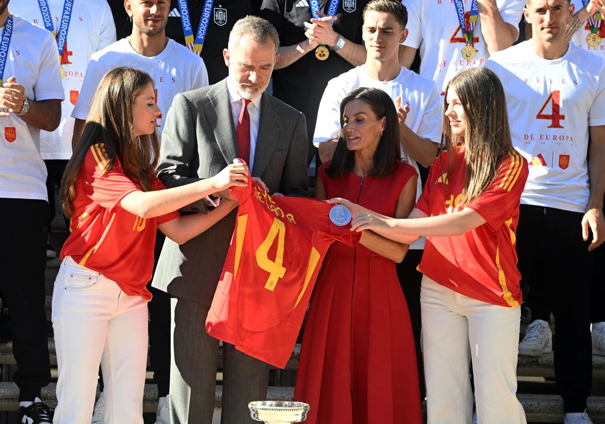 Los Reyes, la princesa y la infanta posan con los jugadores en la Zarzuela.