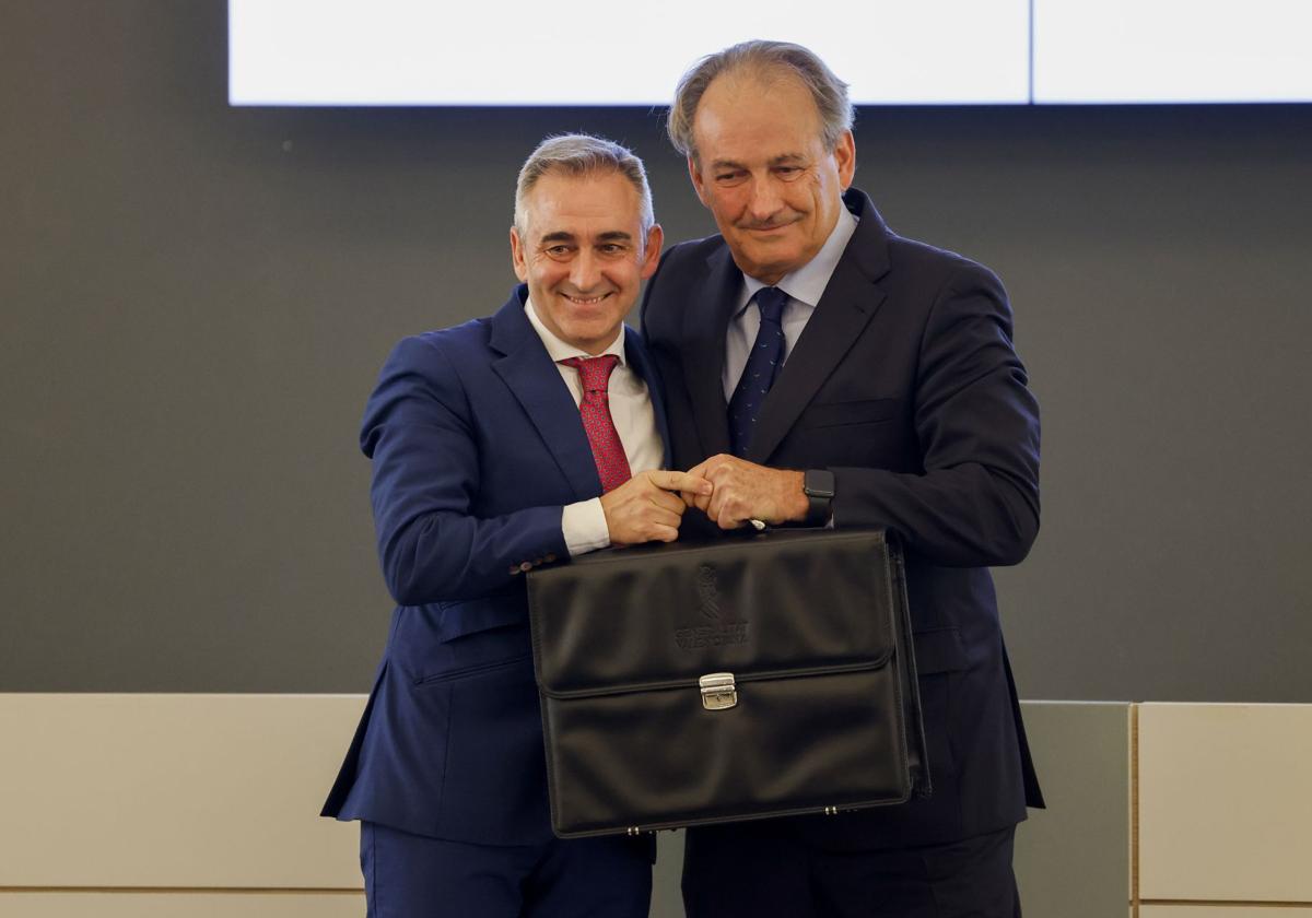 El conseller de Agricultura, Agua, Ganadería y Pesca, Miguel Barrachina, durante el acto de traspaso de cartera por parte de su predecesor, Jose Luis Aguirre (d).