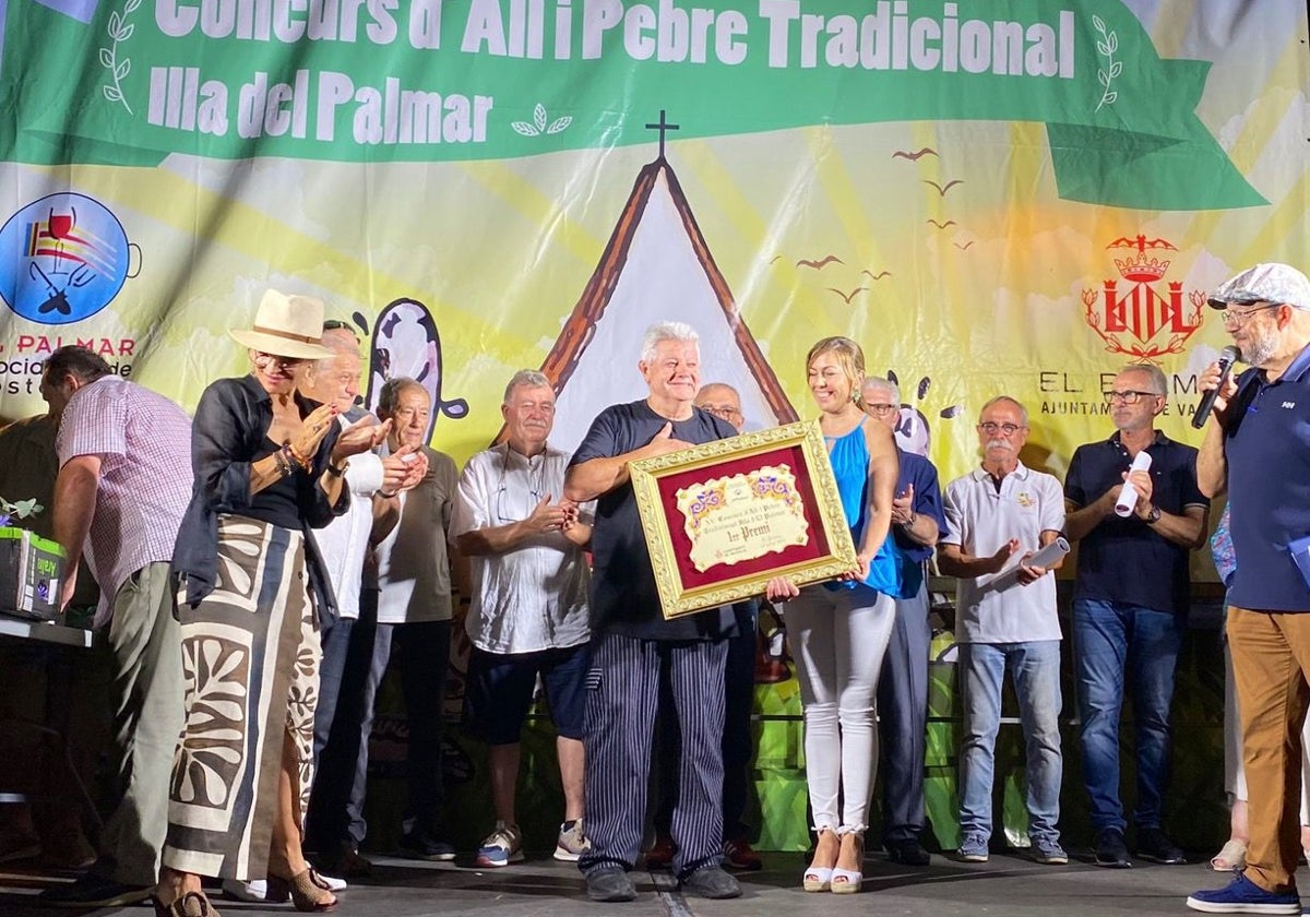 Momento de la entrega del premio al ganador del cerramen de este año.