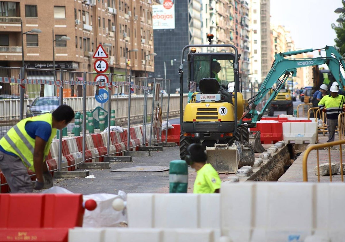 Las obras en las grandes avenidas afectan al carril bus, acera y aparcamiento