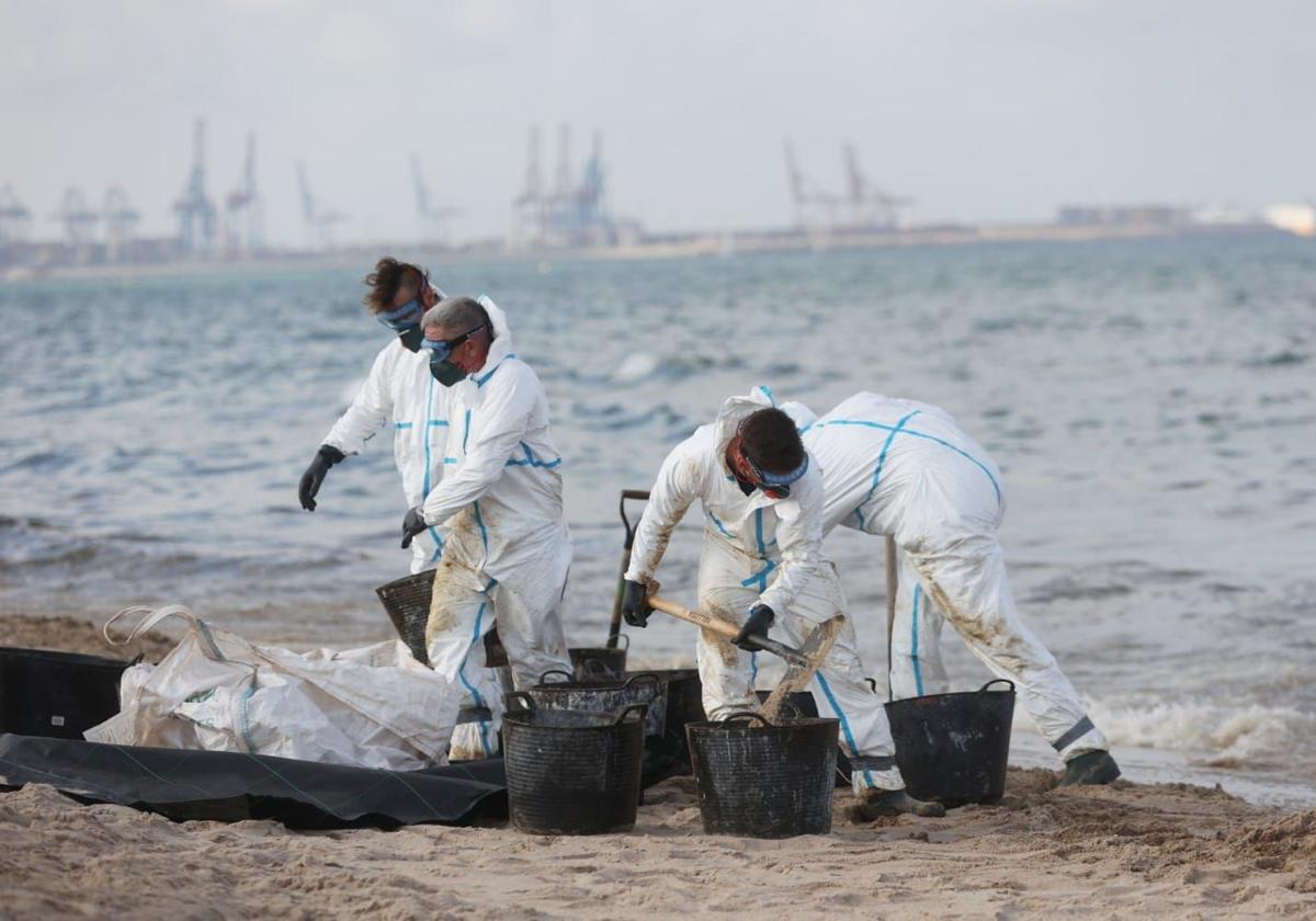 Arranca la limpieza del vertido en las playas del sur de Valencia