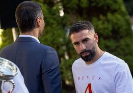 Dani Carvajal pasa ante Sánchez sin mantener contacto visual con el presidente.